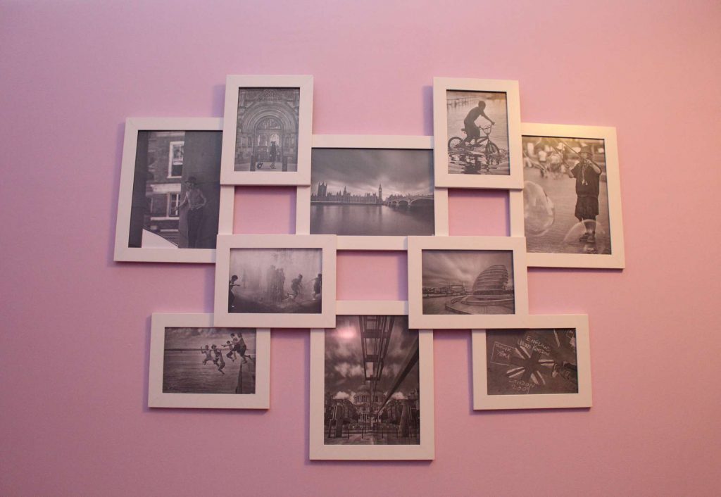 Фотоколлаж с рамками на стене