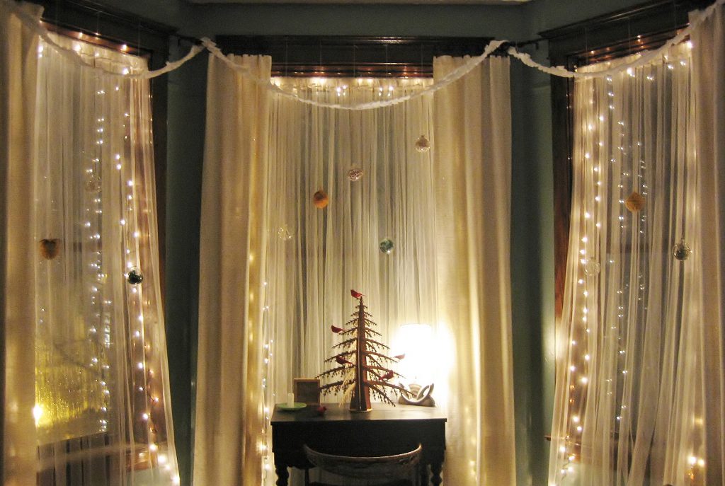 Как украсить шторы к Новому году