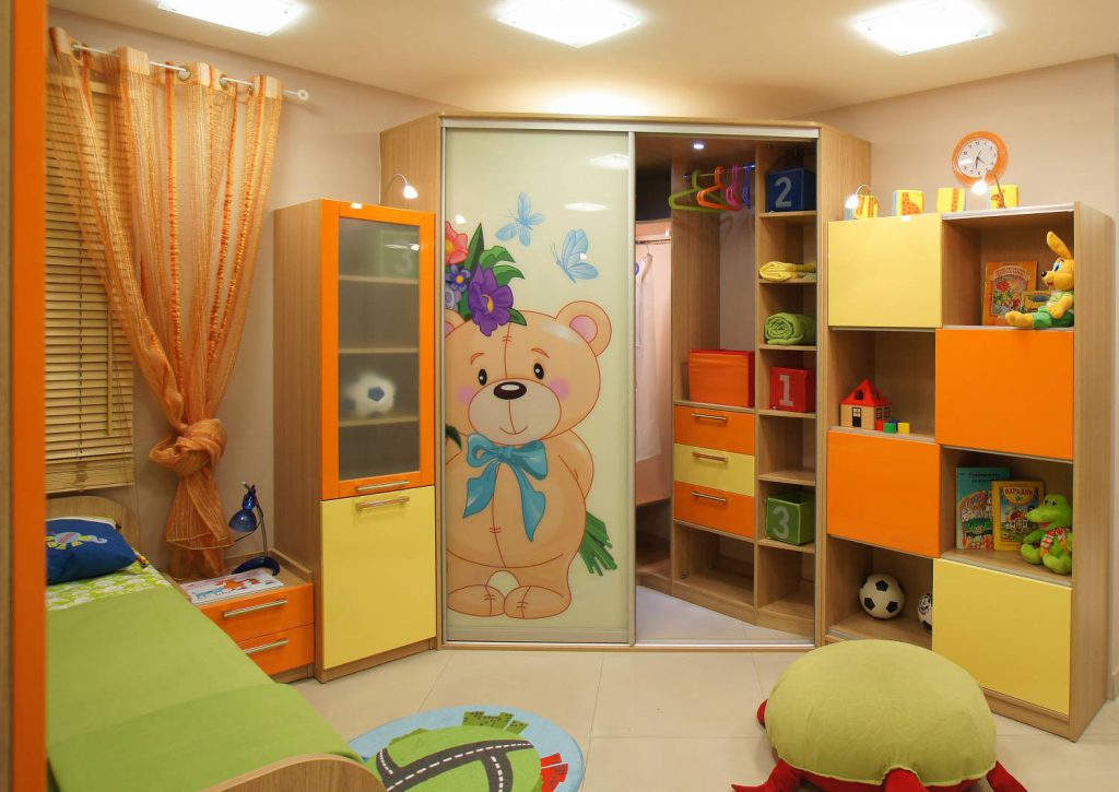 Угловой гардеробный шкаф в детской
