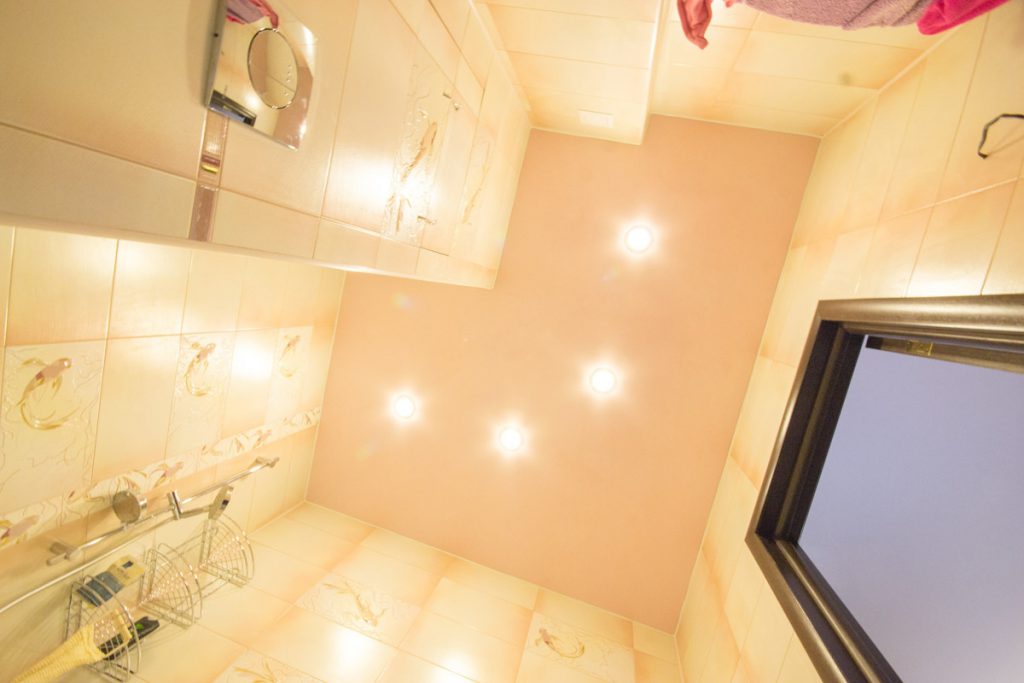 точечные светильники в ванной на потолке