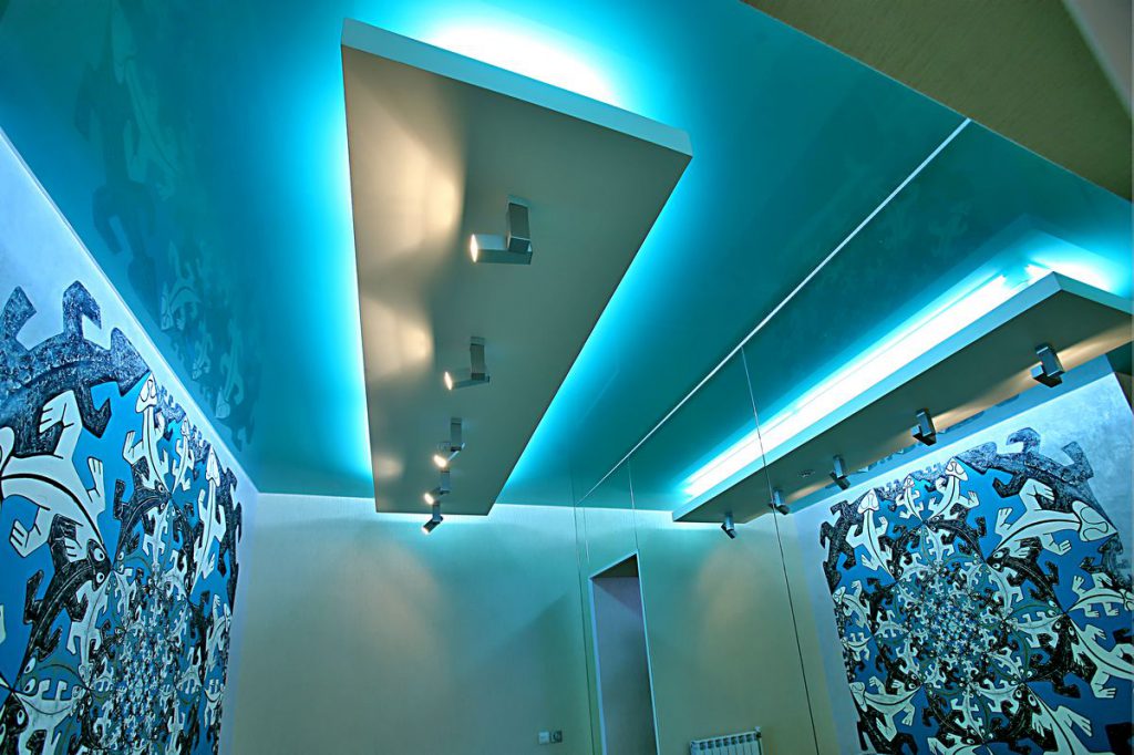 Скрытая подсветка в гипсокартонном потолке в коридоре
