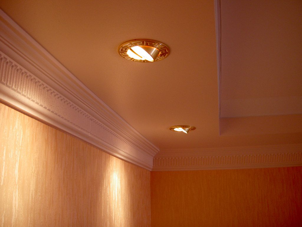 Поворотные точечные светильники в потолке