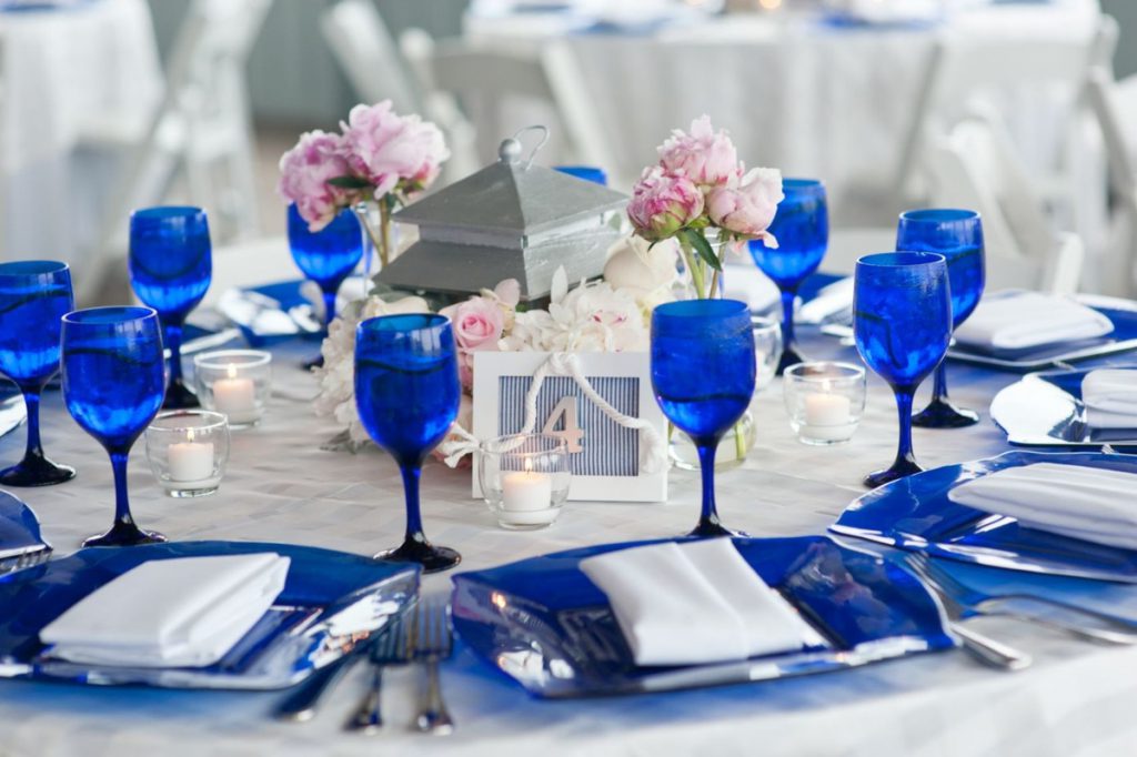 Сервировка стола в синем и белом цветах