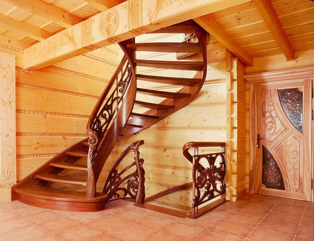 Полувинтовая лестница из дерева на второй этаж