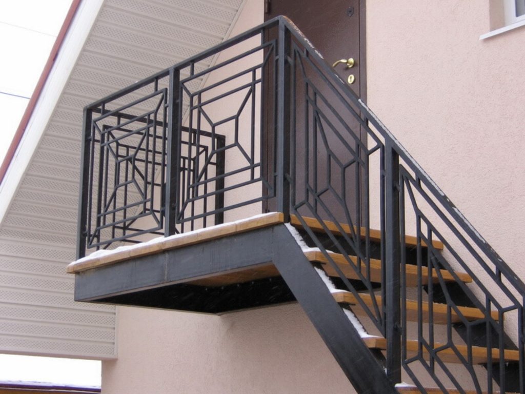 Наружная лестница на второй этаж с металлическим ограждением