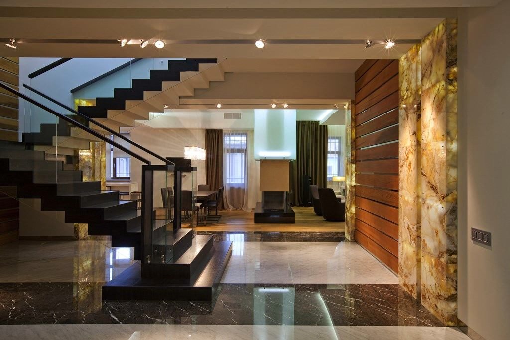 Дизайн просторного холла с лестницей