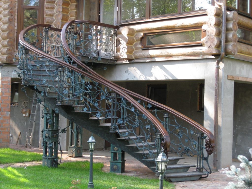 Красивая уличная лестница на террасу