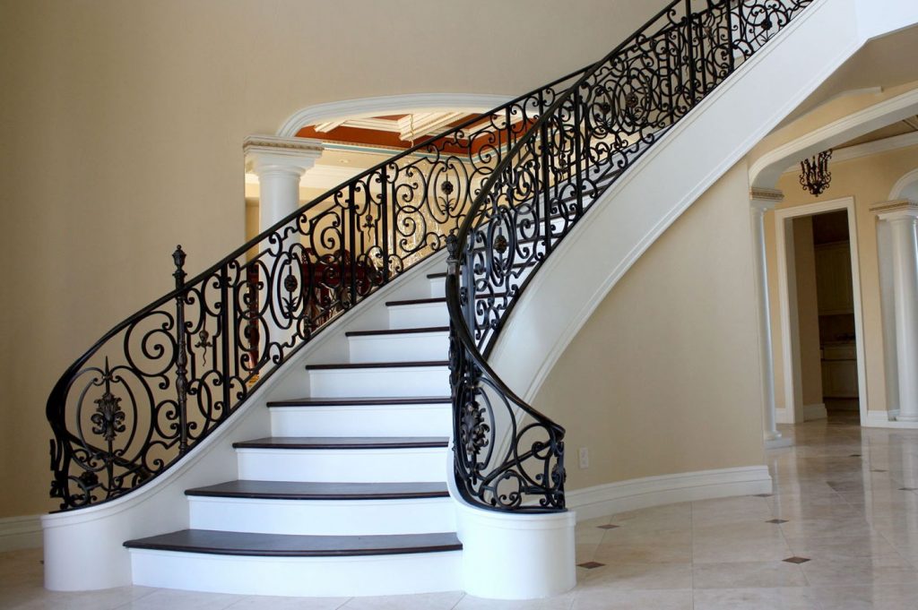 Лестница в классическом стиле с коваными перилами