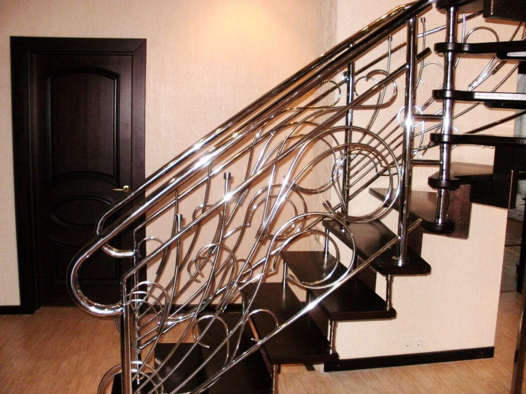 Лестница с перилами из нержавейки
