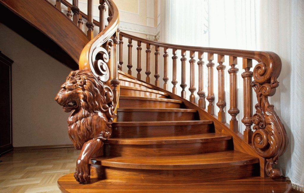 Деревянная лестница с резьбовыми фигурами 