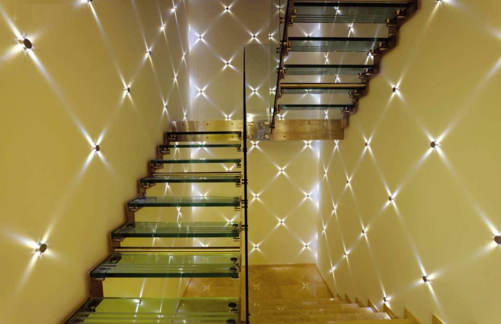 Точечная декоративная подсветка лестницы