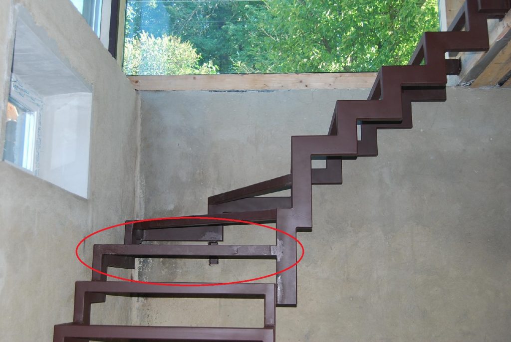 Каркас лестницы на ломаных косоурах из профильной трубы