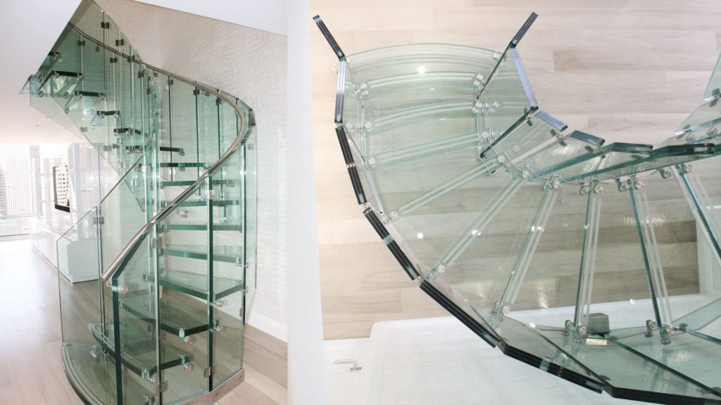 Спиралевидная стеклянная лестница