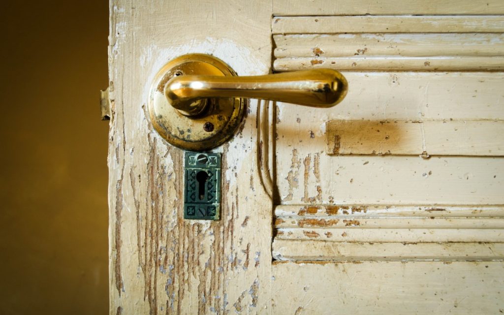 Как можно обновить старые межкомнатные двери