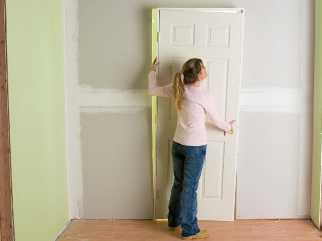 Как отреставрировать межкомнатную дверь